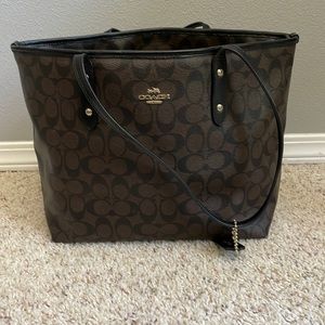 COACH Signature City Zip Large Tote